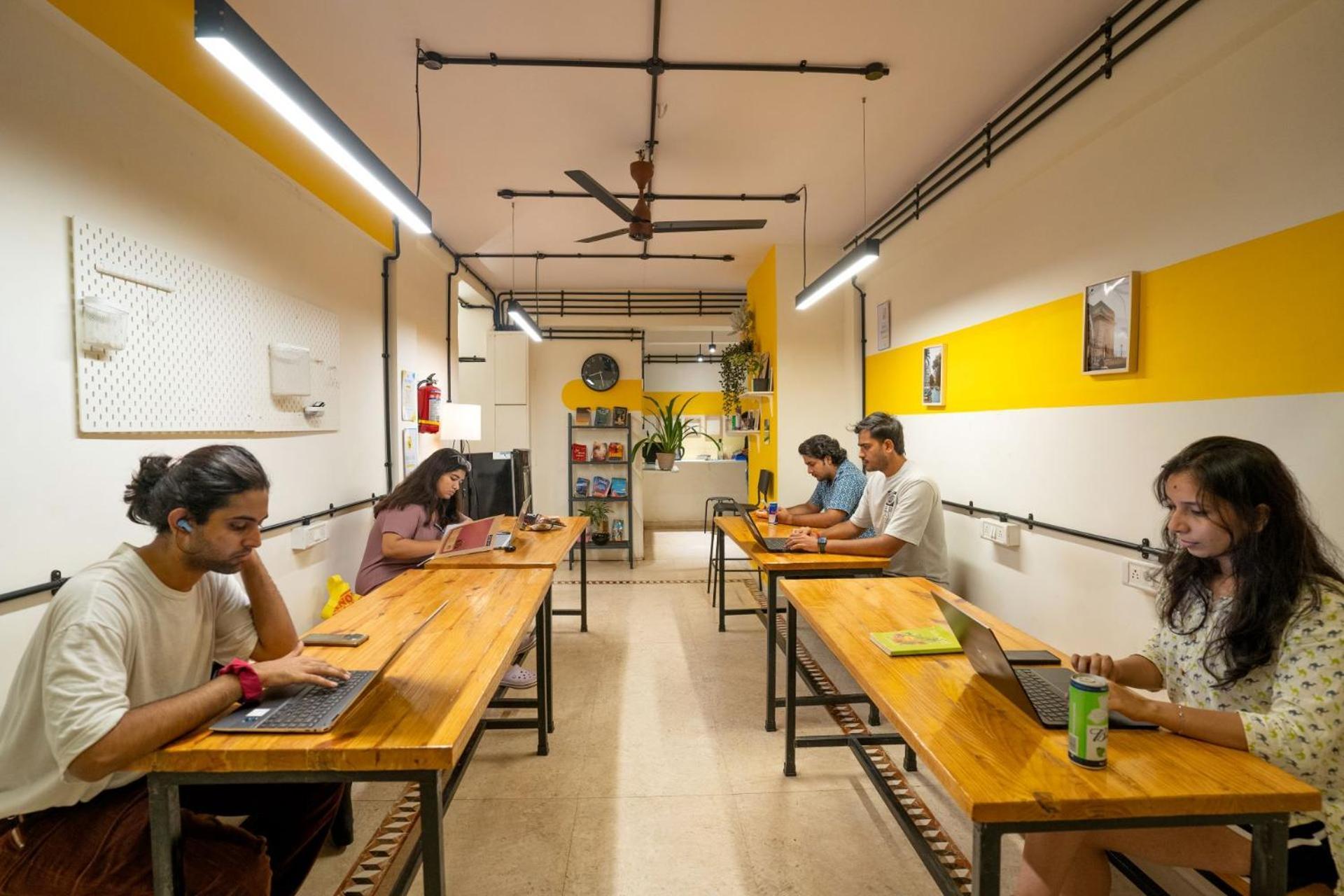 Locomo Express - Stay Work Eat Bombay Esterno foto
